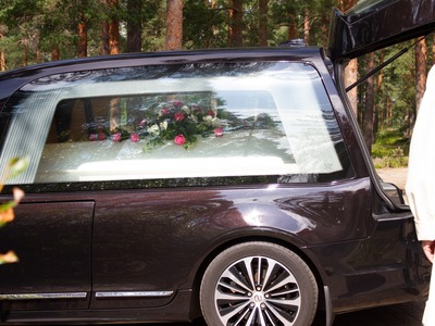 Ruumisauto kuljettaa